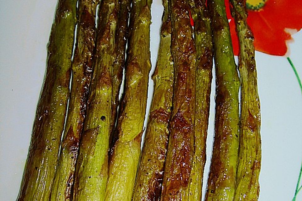 Gebratener grüner Spargel