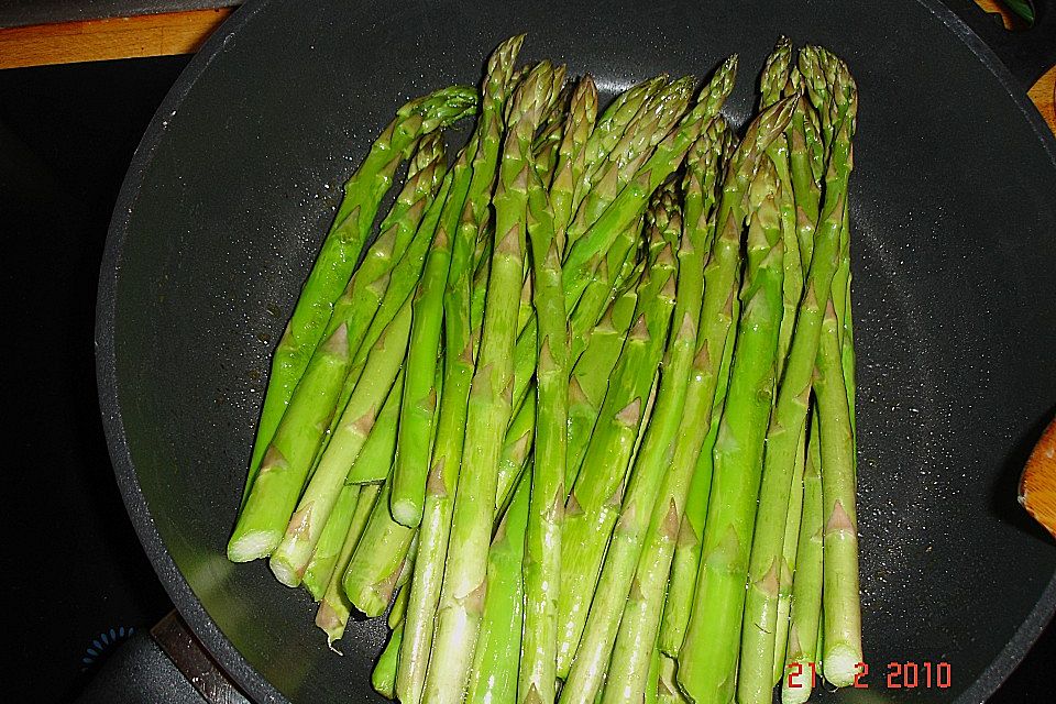 Gebratener grüner Spargel