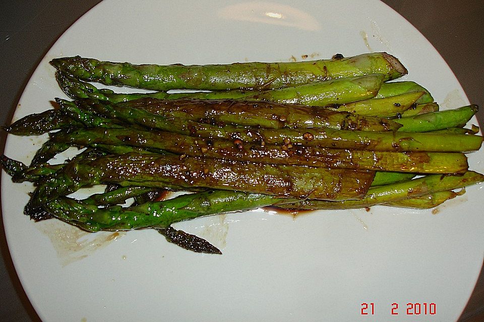 Gebratener grüner Spargel