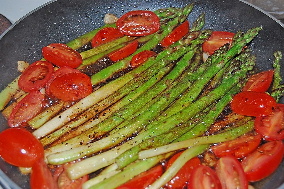 Gebratener grüner Spargel