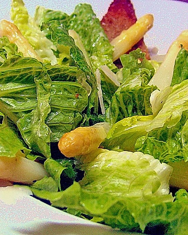 Salat à la Caesar mit glasiertem Spargel