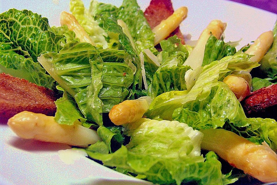 Salat à la Caesar mit glasiertem Spargel