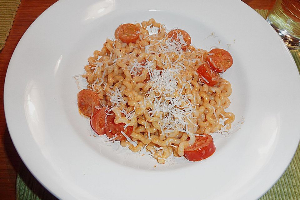 Spaghetti mit Tomaten - Sahne - Pesto