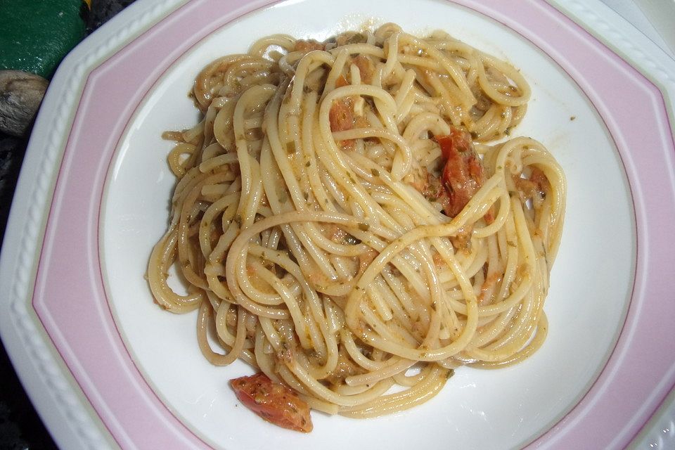 Spaghetti mit Tomaten - Sahne - Pesto