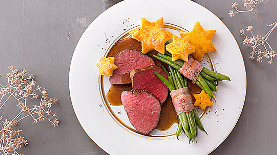 Rinderfilet-mit-Polentasternen-und-Bohnen-im-Speckmantel