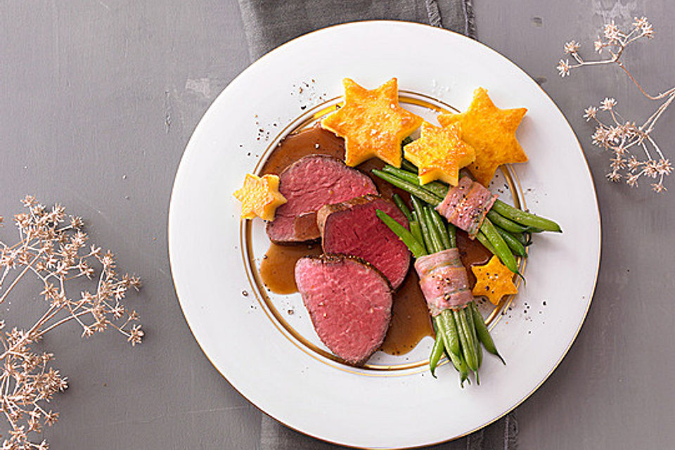 Rinderfilet mit Polentasternen und Bohnen im Speckmantel