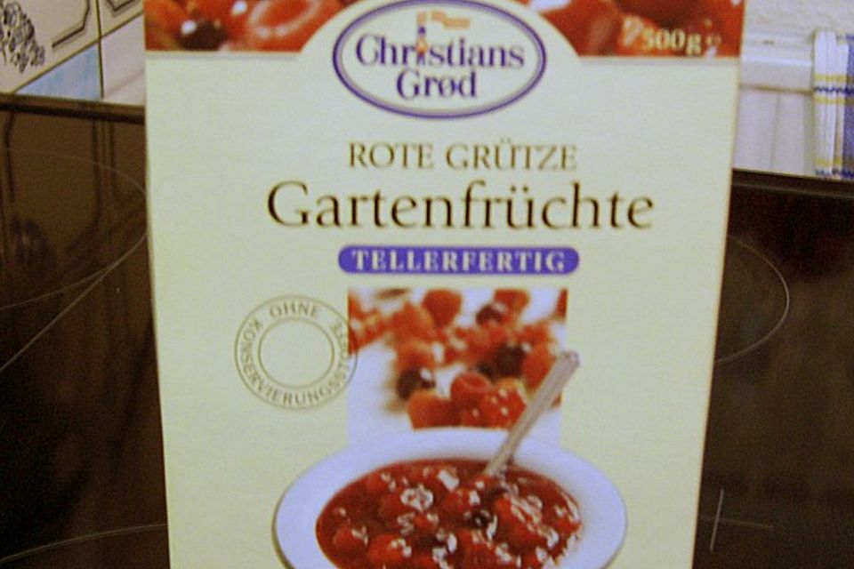 Rote Grütze - Torte gefüllt mit Mini - Windbeutel