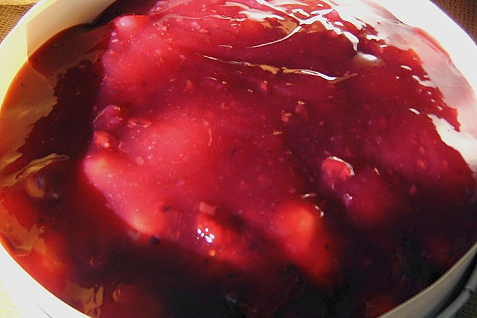 Rote Grütze - Torte gefüllt mit Mini - Windbeutel