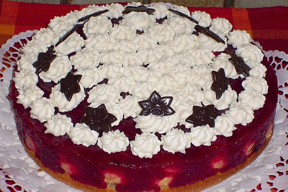 Rote Grütze - Torte gefüllt mit Mini - Windbeutel