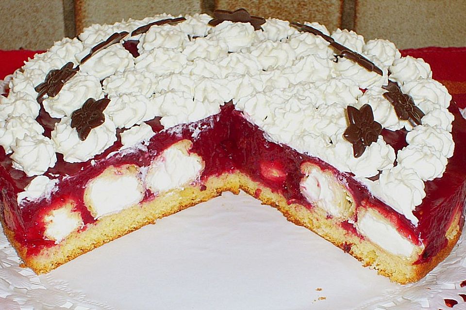 Rote Grütze - Torte gefüllt mit Mini - Windbeutel