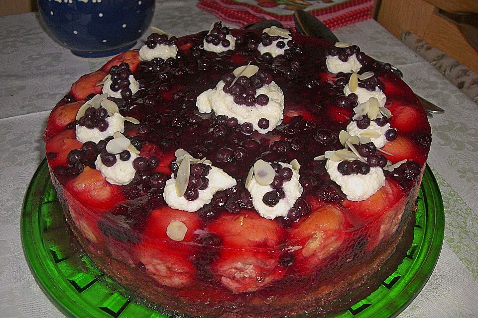 Rote Grütze - Torte gefüllt mit Mini - Windbeutel