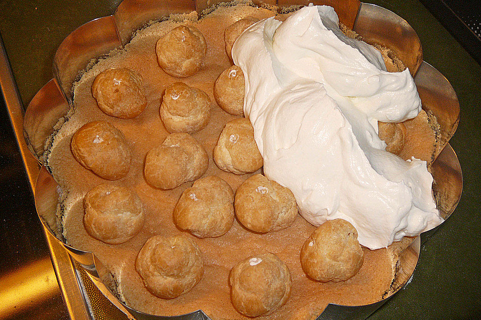 Rote Grütze - Torte gefüllt mit Mini - Windbeutel