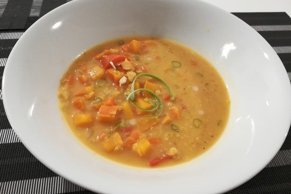 Kürbis-Kokos-Suppe mit roten Linsen