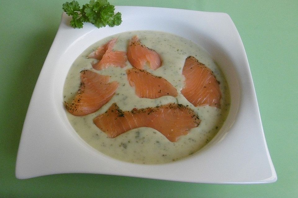 Rahm - Kräuter - Suppe mit geräuchertem Lachs