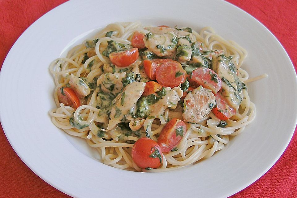 Pasta mit Tomaten-Spinat-Käse-Soße und Hähnchen