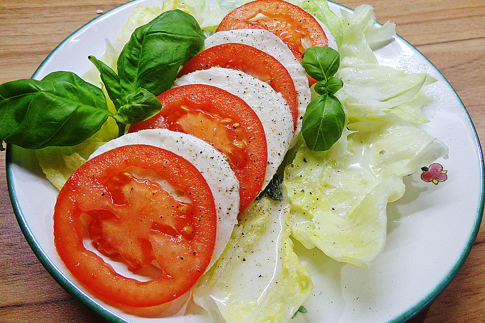 Eisbergsalat mit Tomaten und Mozzarella