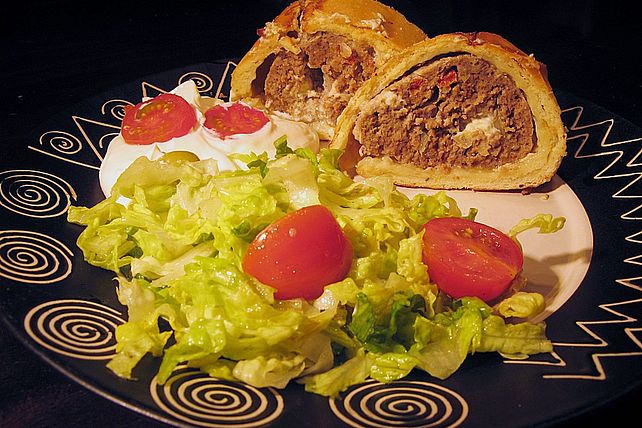 Mit pikantem Hackbraten gefülltes Weißbrot von superbetti| Chefkoch