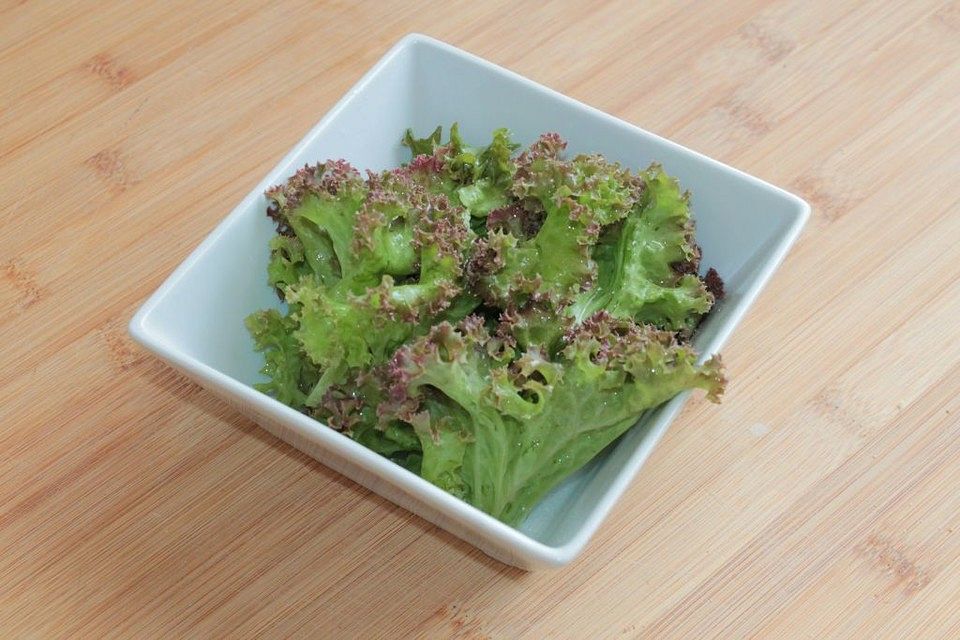 Grüner Salat mit Zucker