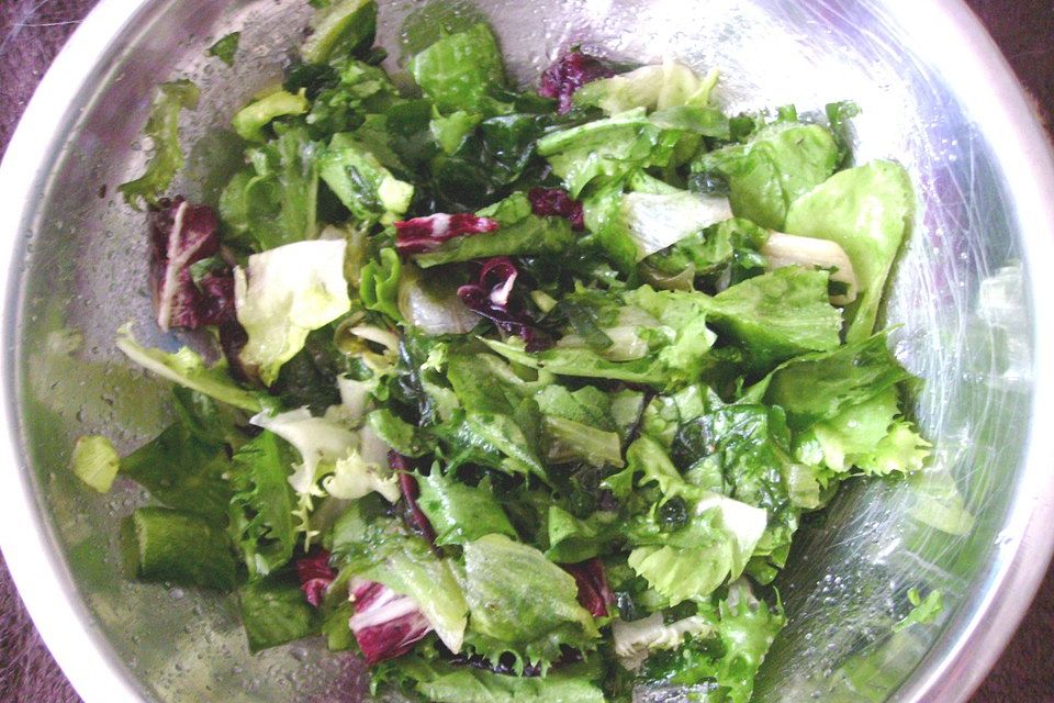 Grüner Salat mit Zucker