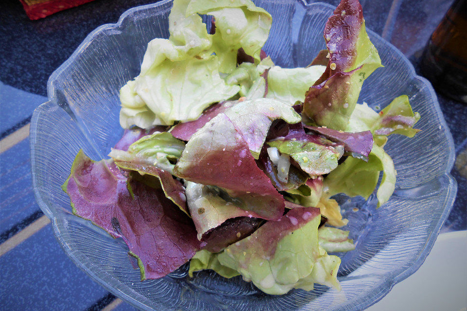 Grüner Salat mit Zucker