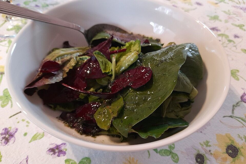 Grüner Salat mit Zucker