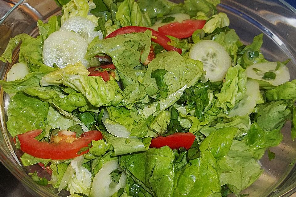 Grüner Salat mit Zucker
