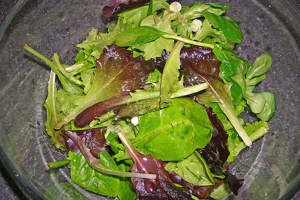 Grüner Salat mit Zucker