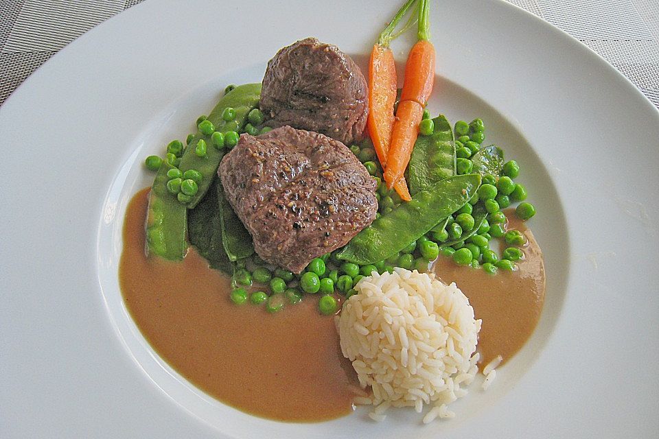 Straußensteaks mit Gemüsevariation in Bananensauce