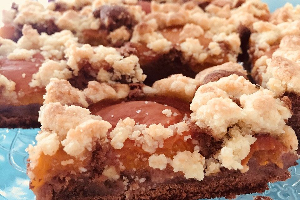 Schokoladen - Aprikosen - Blechkuchen mit Streuseln