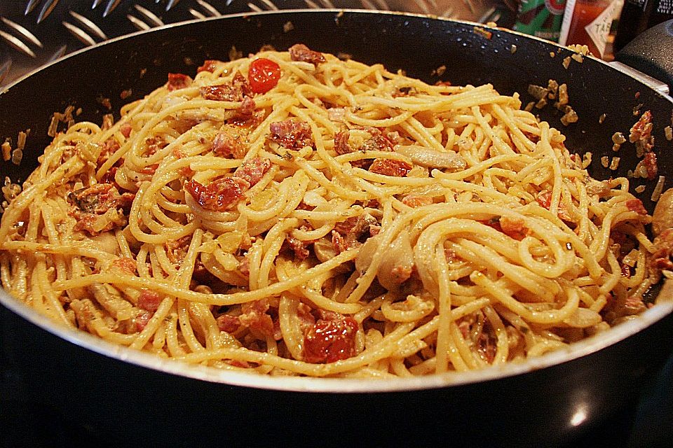 Urmelis Pasta mit  Pilz - Sherry - Sauce und getrockneten Tomaten