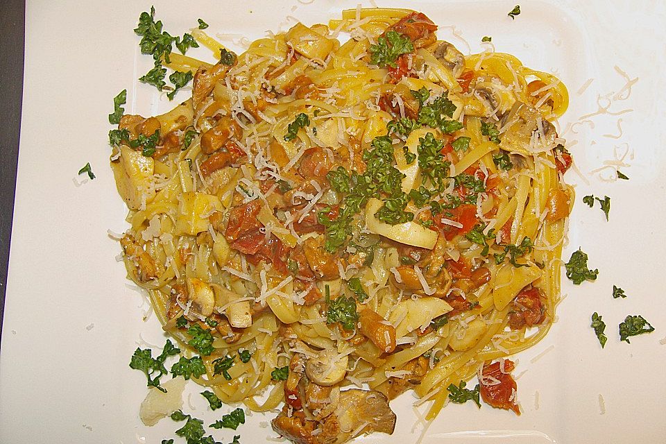 Urmelis Pasta mit  Pilz - Sherry - Sauce und getrockneten Tomaten