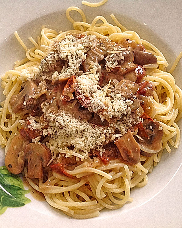 Urmelis Pasta mit  Pilz - Sherry - Sauce und getrockneten Tomaten