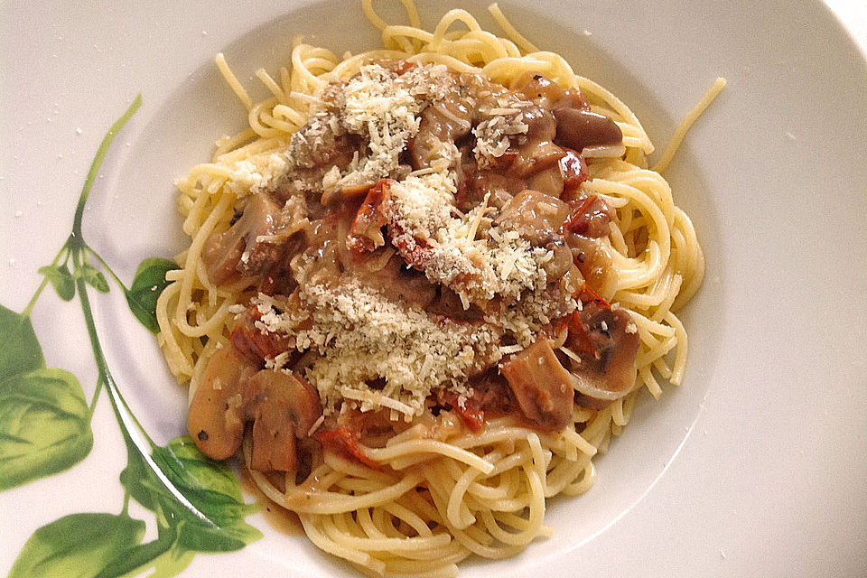 Urmelis Pasta mit  Pilz - Sherry - Sauce und getrockneten Tomaten