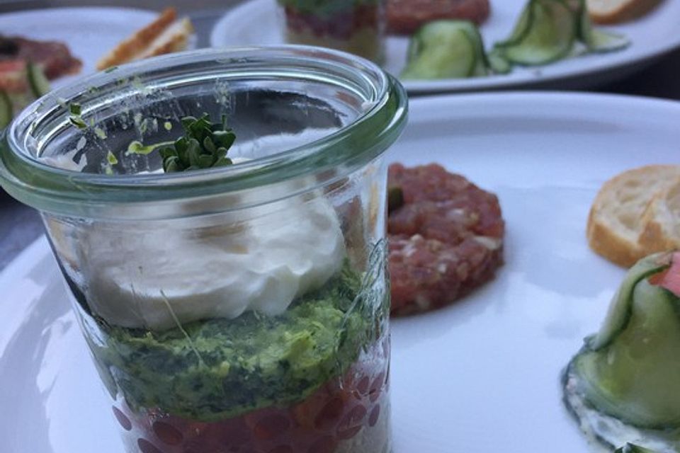 Quinoasalat mit Lachskaviar und Kräuterpesto