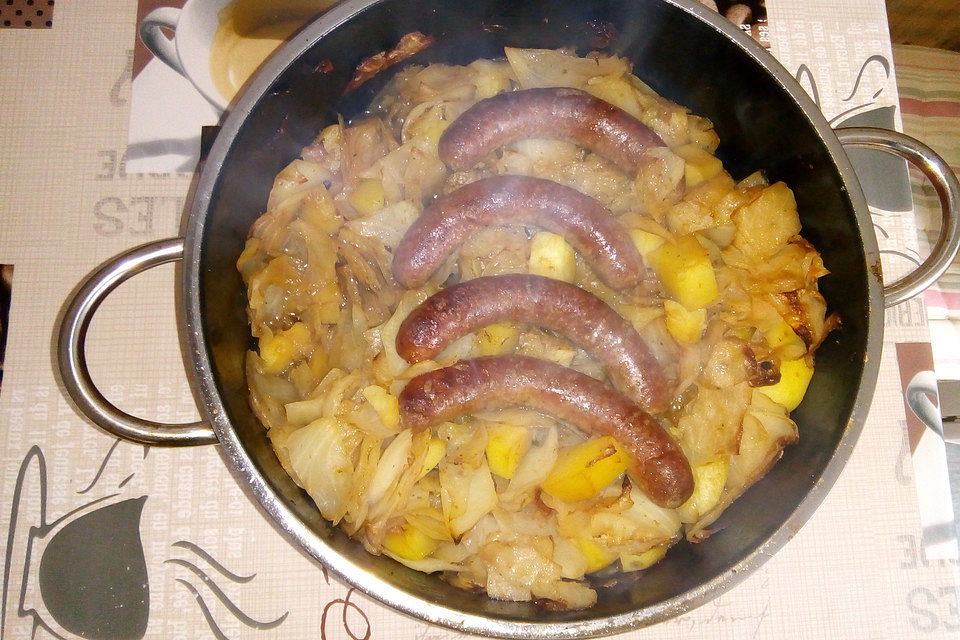 Schmorkohl mit Bratwurst