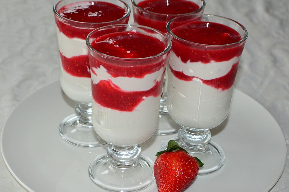 Marmorierte Erdbeermousse