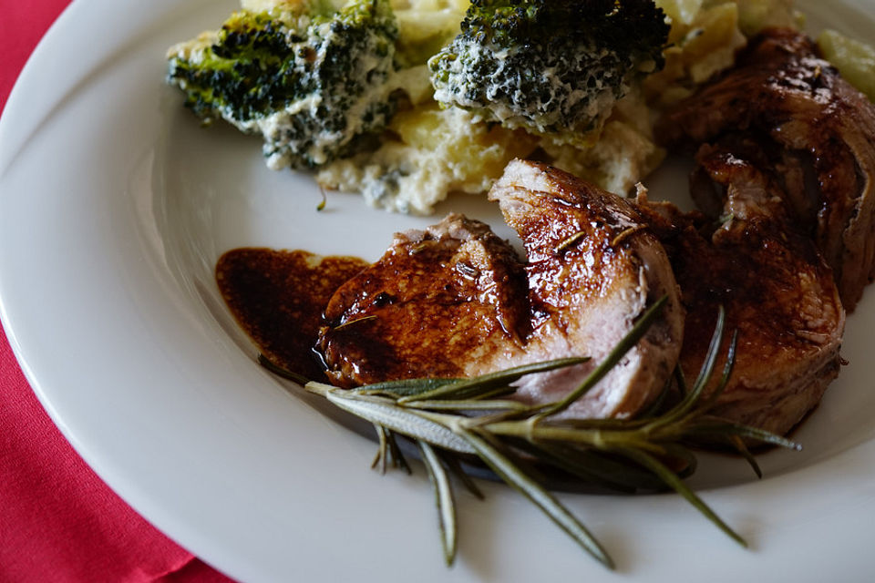 Schweinefilet mariniert in Rosmarin-Honig