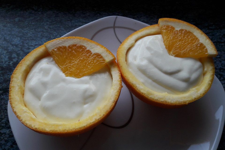 Mandarinen-Mousse in der Fruchtschale