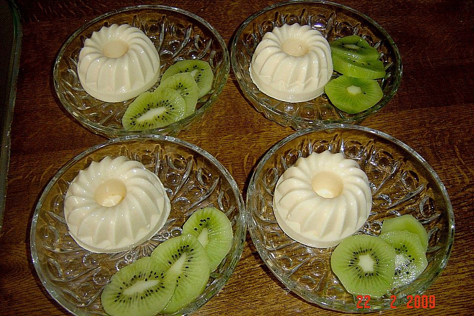 Mandarinen-Mousse in der Fruchtschale