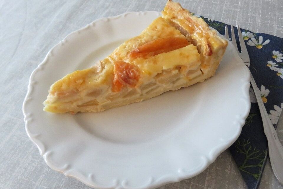 Tarte mit  Schmand, Äpfeln und Amarenakirschen