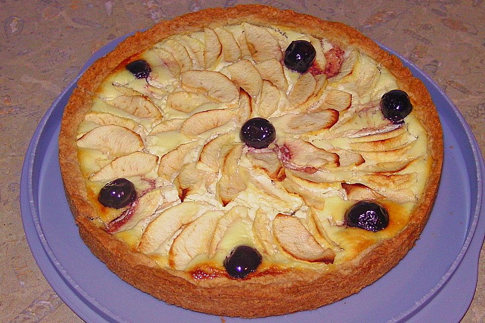 Tarte mit  Schmand, Äpfeln und Amarenakirschen