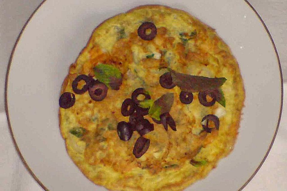 Omelette mit Schafskäse, Minze und schwarzen Oliven