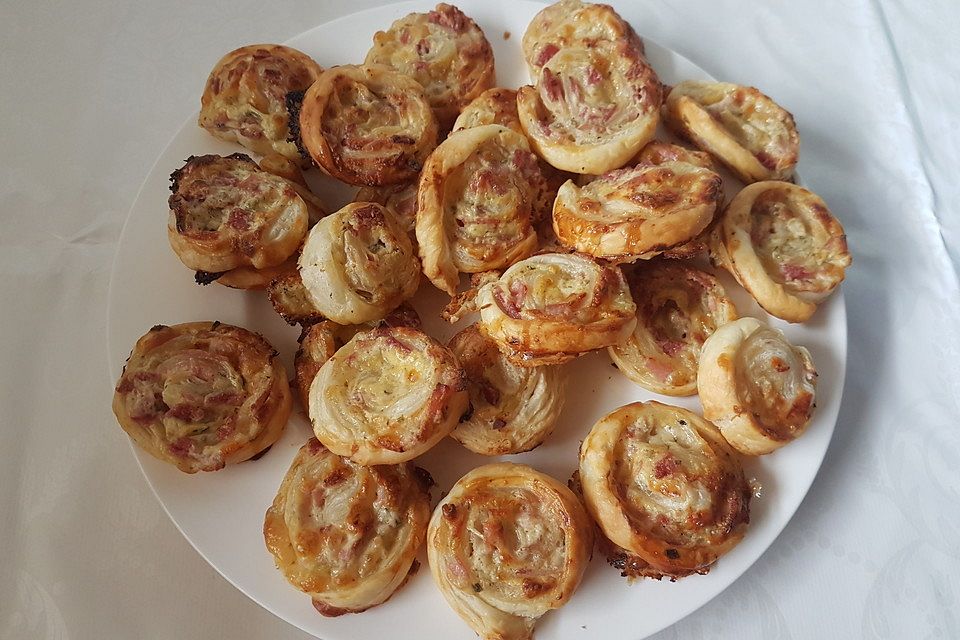 Blätterteigschnecken mit Salami und Schinken