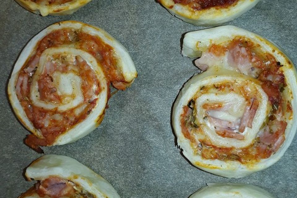 Blätterteigschnecken mit Salami und Schinken