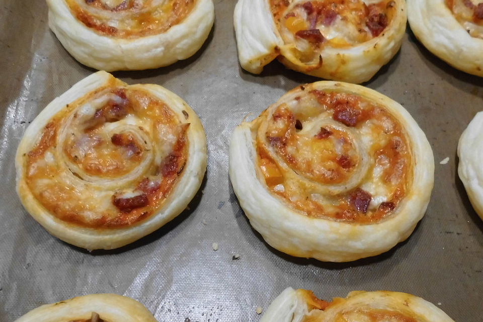 Blätterteigschnecken mit Salami und Schinken