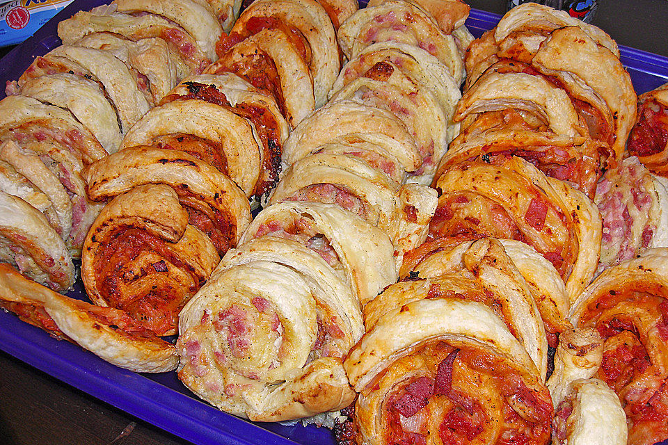 Blätterteigschnecken mit Salami und Schinken