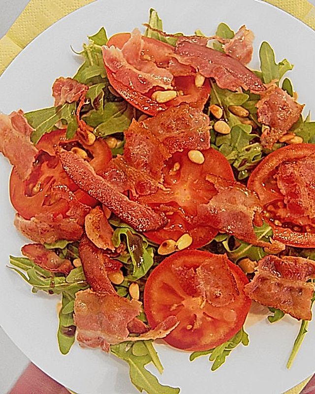Rucolasalat mit Tomaten, Pinienkernen, Bacon und Balsamicocreme
