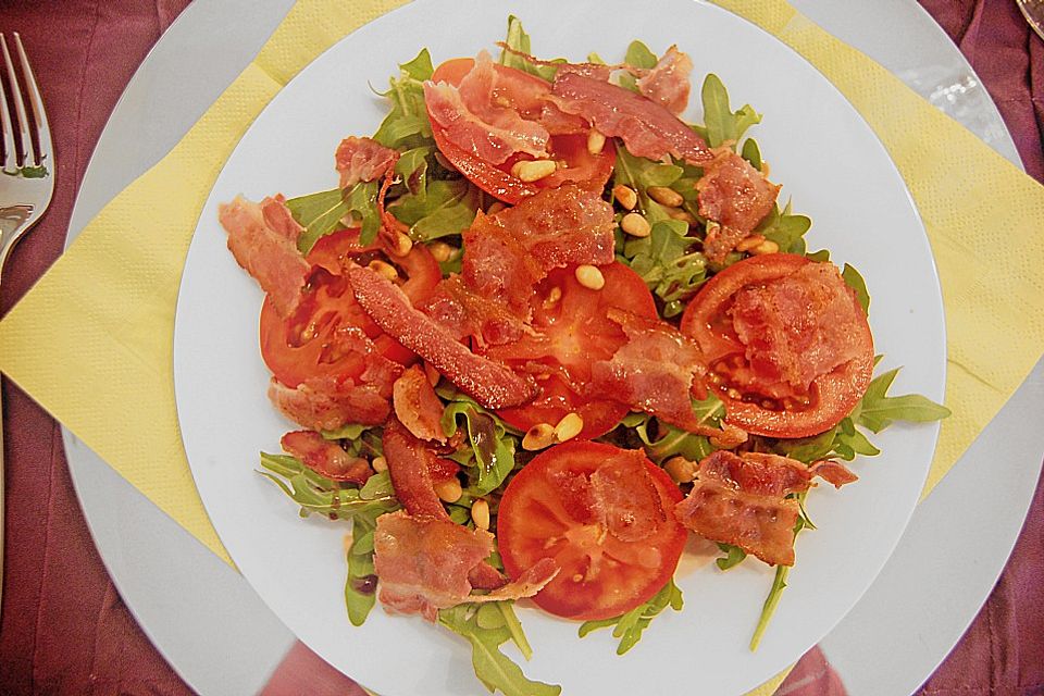 Rucolasalat mit Tomaten, Pinienkernen, Bacon und Balsamicocreme