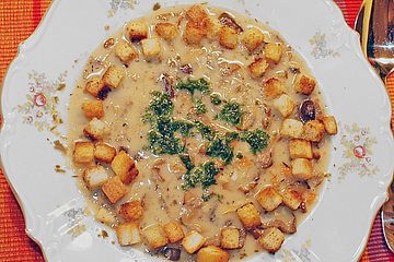 Pilzsuppe mit Knoblauchbrotwürfeln