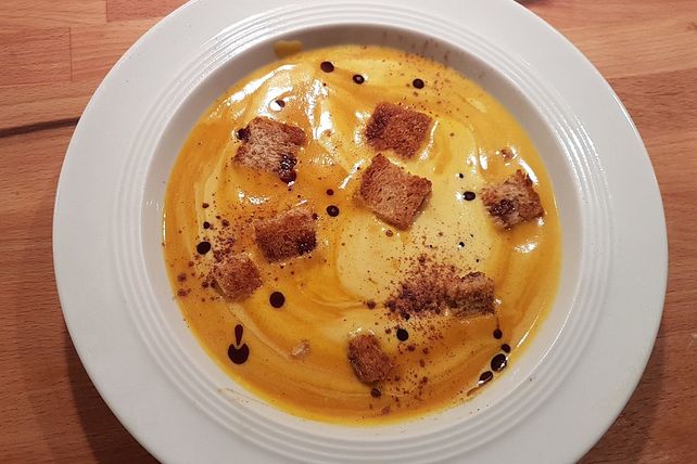 Kürbissuppe mit Kürbiskernöl und Zimtcroutons von Juliet15| Chefkoch